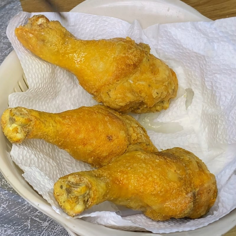 Bước 4 Tẩm bột và chiên gà Đùi gà sốt chua ngọt