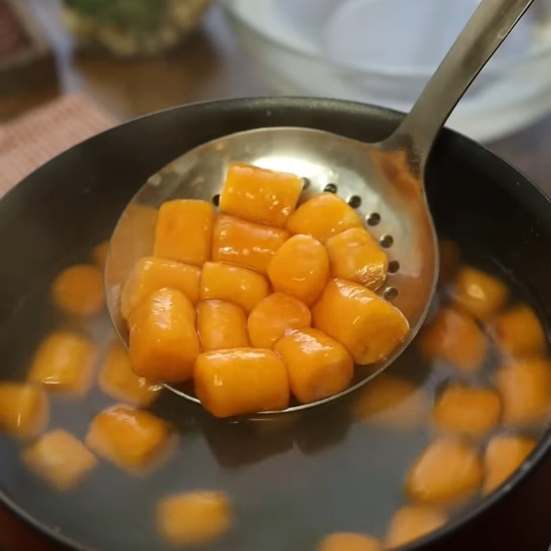 Bước 3 Tạo hình và luộc khoai dẻo Chè khoai dẻo nước cốt dừa