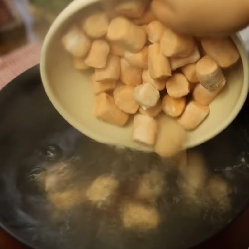 Bước 3 Tạo hình và luộc khoai dẻo Chè khoai dẻo nước cốt dừa