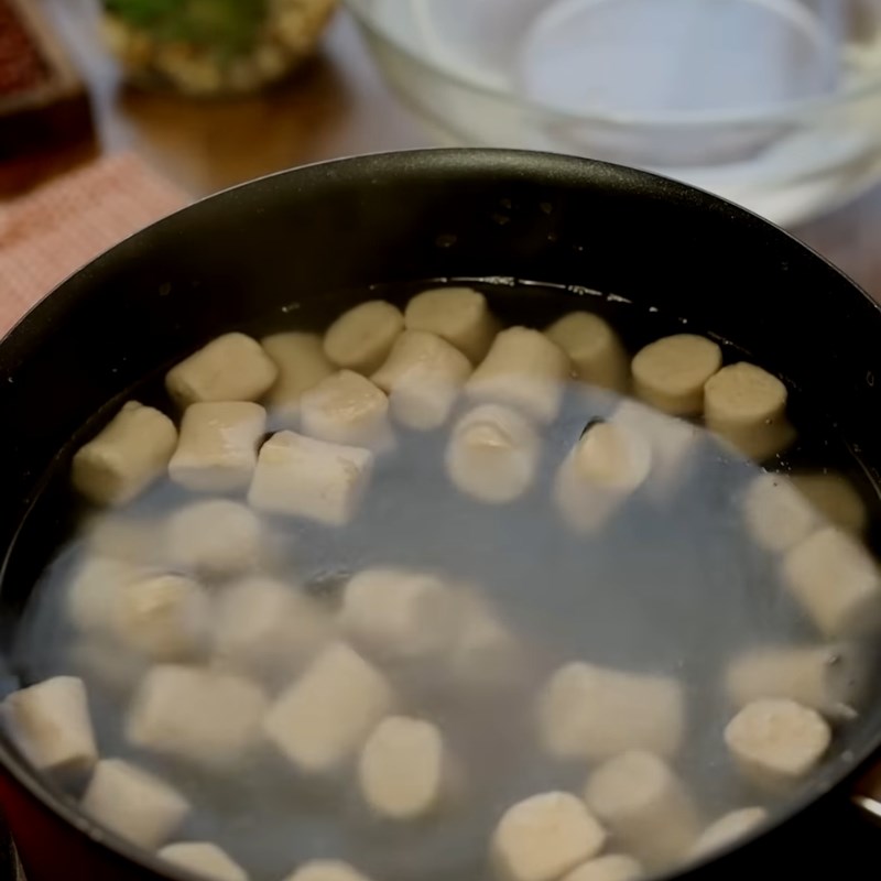 Bước 3 Tạo hình và luộc khoai dẻo Chè khoai dẻo nước cốt dừa