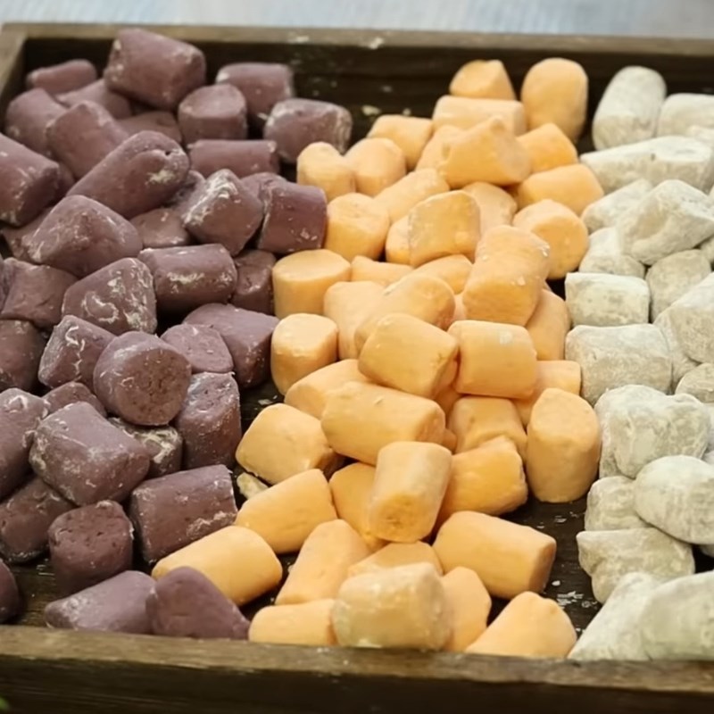 Bước 3 Tạo hình và luộc khoai dẻo Chè khoai dẻo nước cốt dừa