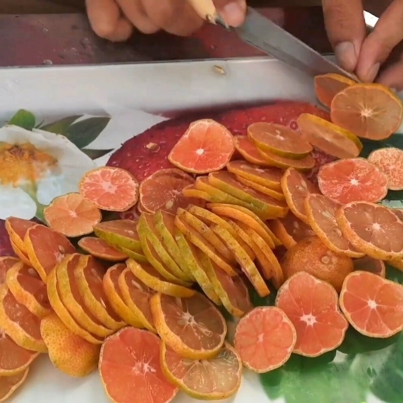 Bước 2 Thái lát chanh đào mỏng đều Chanh đào ngâm đường phèn