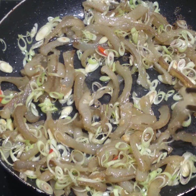 Bước 3 Thêm sả và ớt Da trâu xào sả ớt