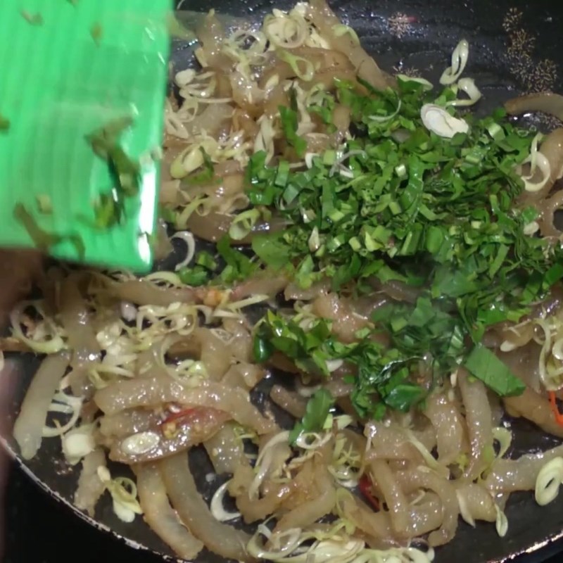 Bước 3 Thêm sả và ớt Da trâu xào sả ớt