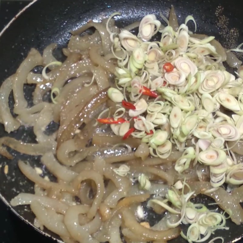 Bước 3 Thêm sả và ớt Da trâu xào sả ớt