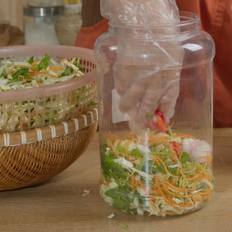 Bước 4 Tiến hành muối dưa bắp cải Dưa bắp cải muối