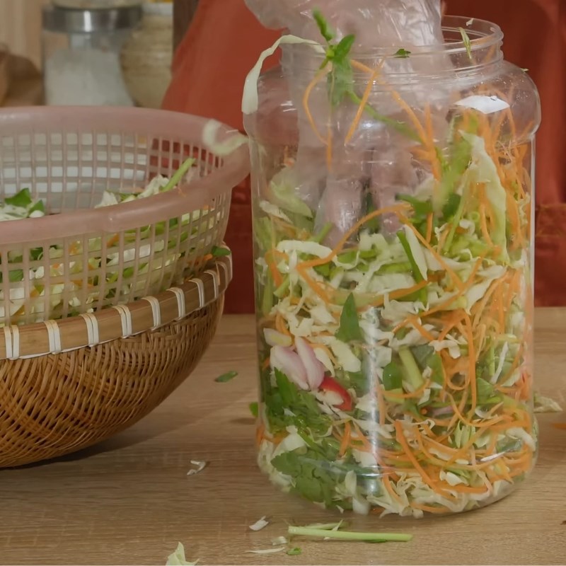 Bước 4 Tiến hành muối dưa bắp cải Dưa bắp cải muối