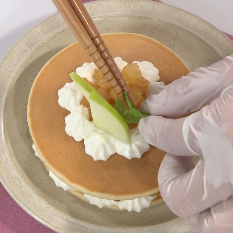 Bước 6 Trình bày món tráng miệng hấp dẫn Bánh pancake táo