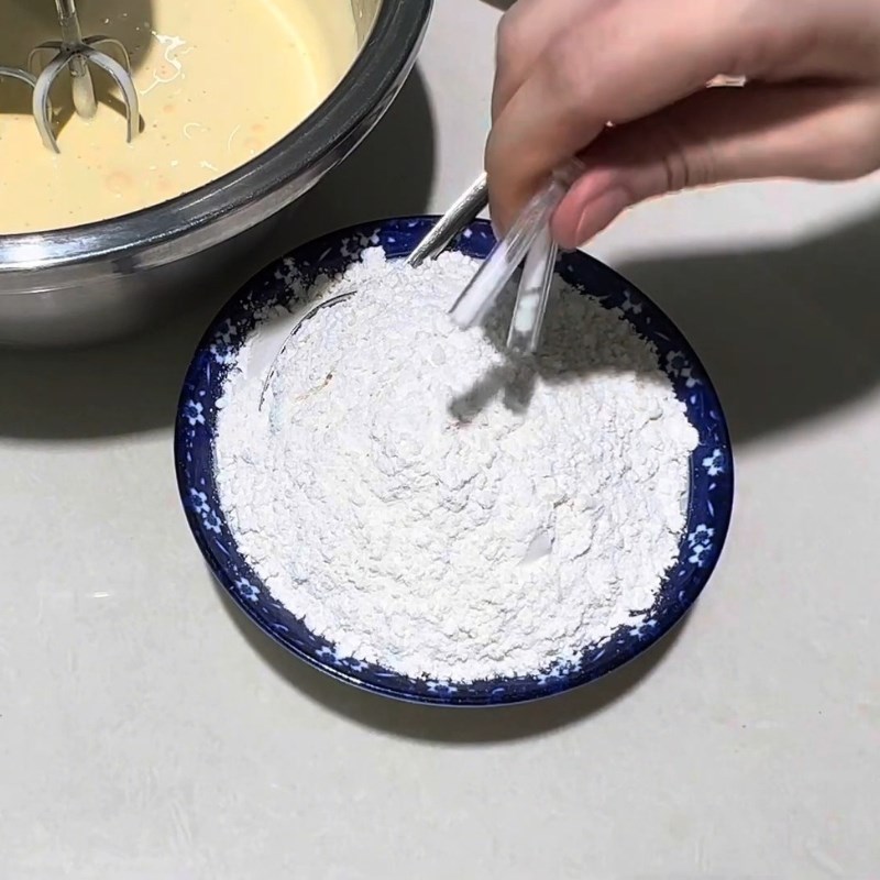 Bước 3 Trộn bột mì số 8 cho bánh thuẫn phồng xốp Bánh thuẫn bằng bột mì