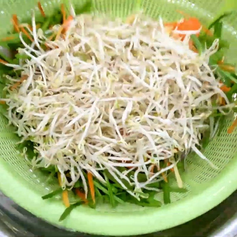 Bước 3 Trộn đều các loại rau củ làm dưa Dưa giá muối ăn liền
