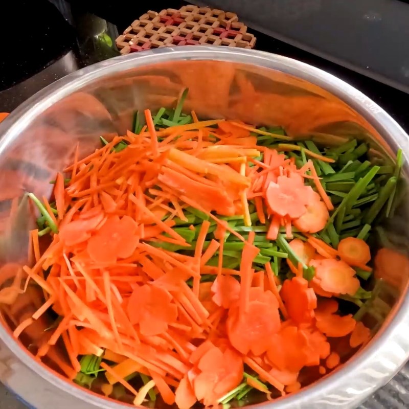 Bước 3 Trộn đều các loại rau củ làm dưa Dưa giá muối ăn liền