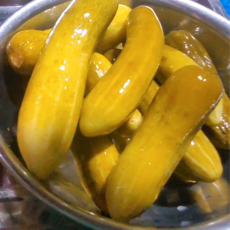 Bước 4 Trộn dưa leo muối sau khi lên men Dưa leo muối nguyên trái