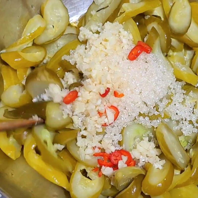 Bước 4 Trộn dưa leo muối sau khi lên men Dưa leo muối nguyên trái