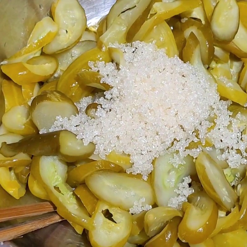 Bước 4 Trộn dưa leo muối sau khi lên men Dưa leo muối nguyên trái