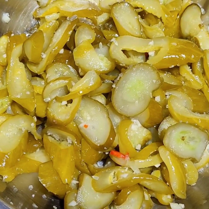 Bước 4 Trộn dưa leo muối sau khi lên men Dưa leo muối nguyên trái