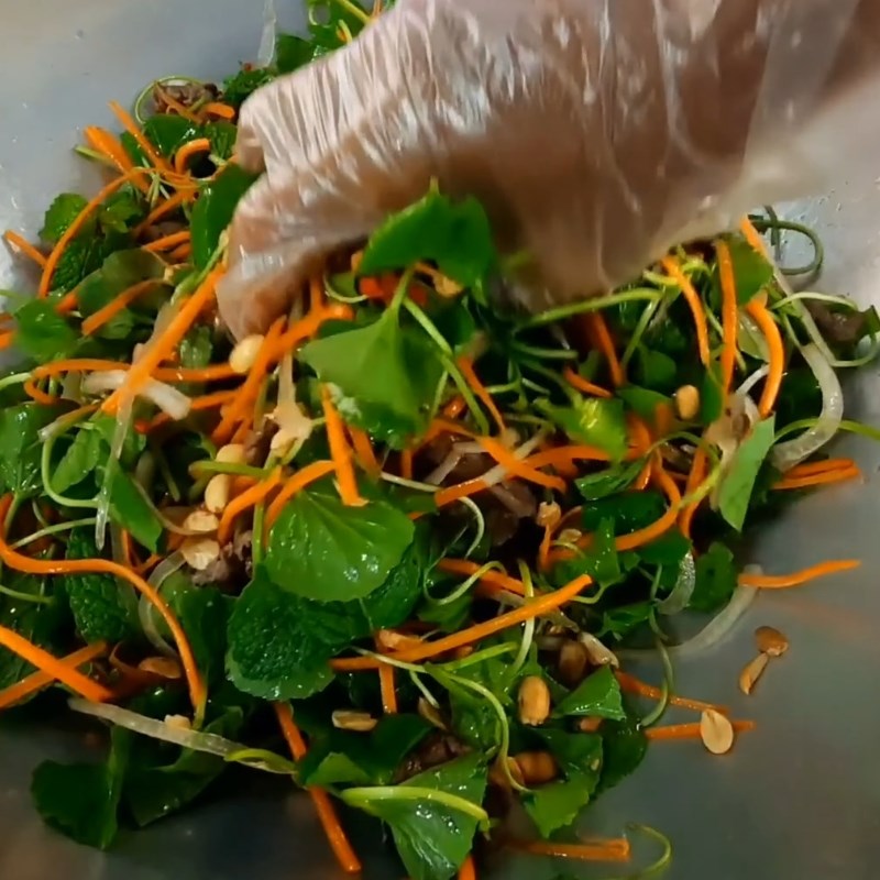 Bước 5 Trộn gỏi rau má thịt bò Gỏi bò rau má