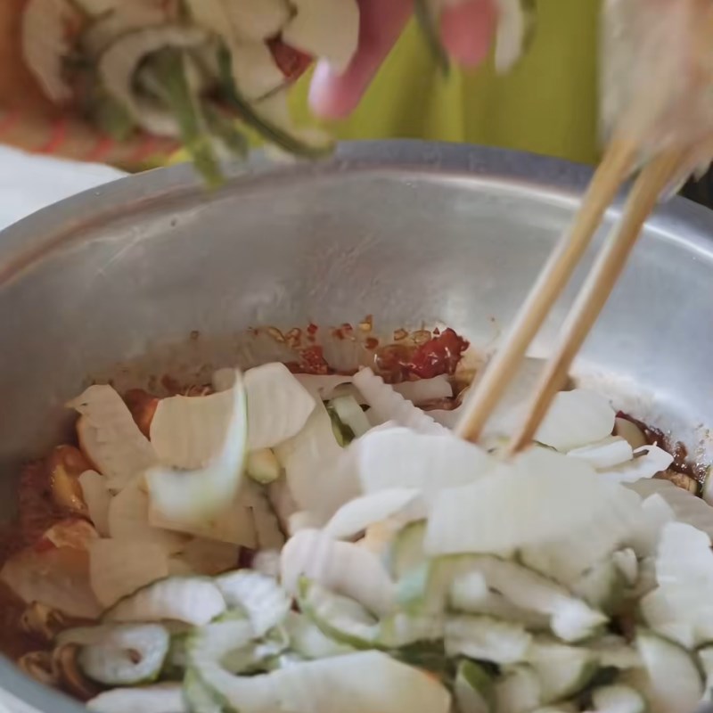 Bước 3 Trộn mắm đậm đà, thấm vị Mắm đu đủ Huế