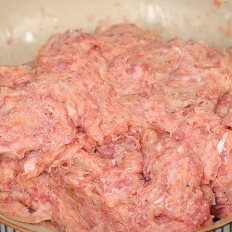 Bước 2 Trộn nhân nem chua và ướp gia vị nem chua rán