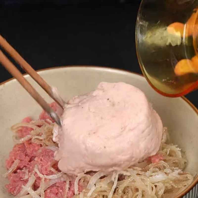 Bước 2 Trộn nhân nem chua và ướp gia vị nem chua rán