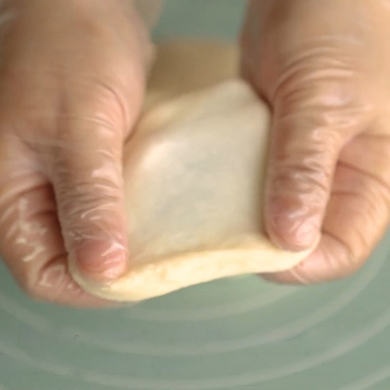 Bước 1 Trộn và nhồi bột vỏ bánh Bánh mì phô mai tan chảy