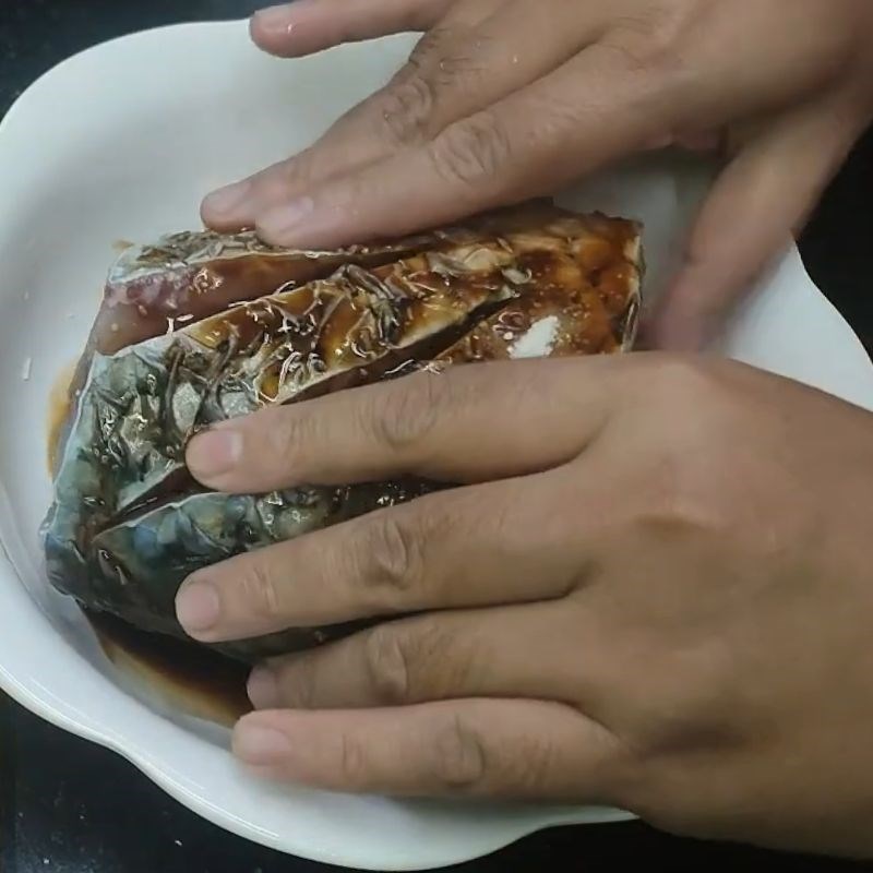 Bước 2 Ướp cá trắm đậm đà cá trắm hấp xì dầu