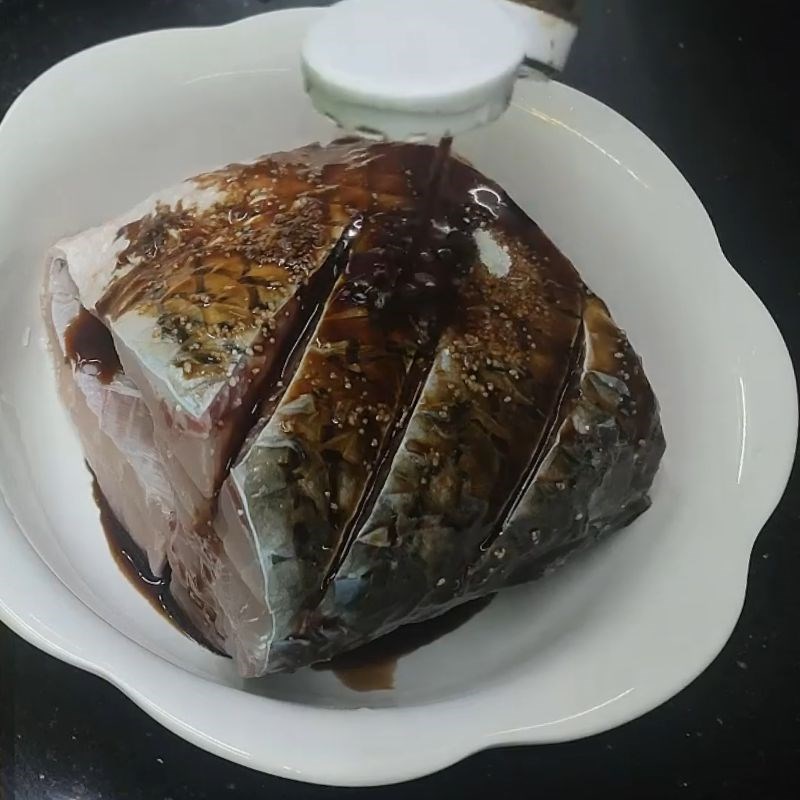 Bước 2 Ướp cá trắm đậm đà cá trắm hấp xì dầu
