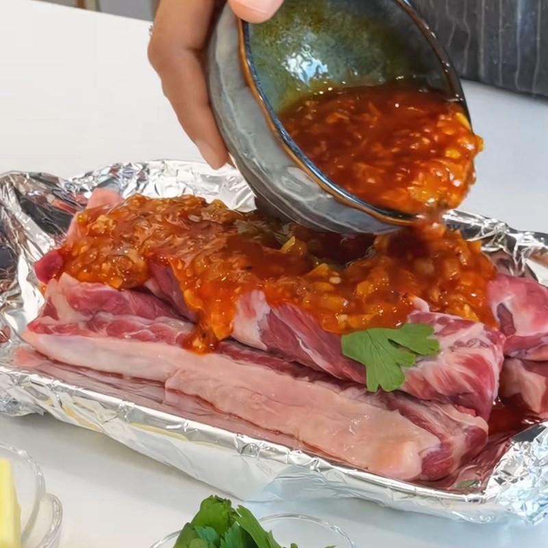 Bước 3 Ướp dẻ sườn bò Dẻ sườn bò nướng sa tế