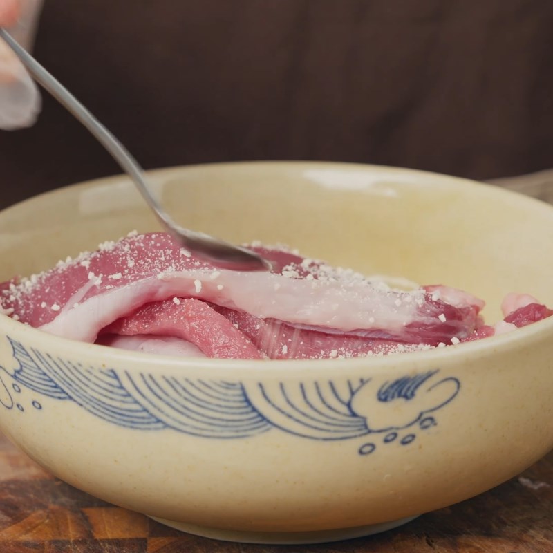 Bước 2 Ướp gia vị cho thịt heo Thịt thăn chiên xù