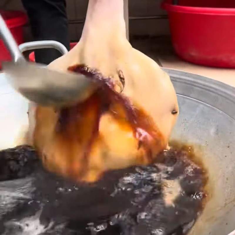 Bước 3 Ướp gia vị và tắm màu óng ả Vịt quay tỳ bà