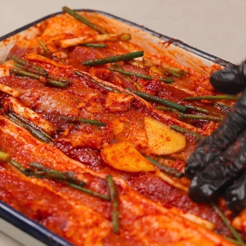 Bước 2 Ướp thịt ba chỉ thấm vị đậm đà Thịt ba chỉ chiên giòn