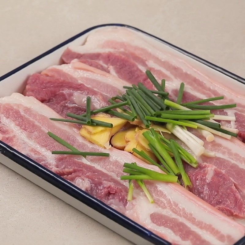 Bước 2 Ướp thịt ba chỉ thấm vị đậm đà Thịt ba chỉ chiên giòn