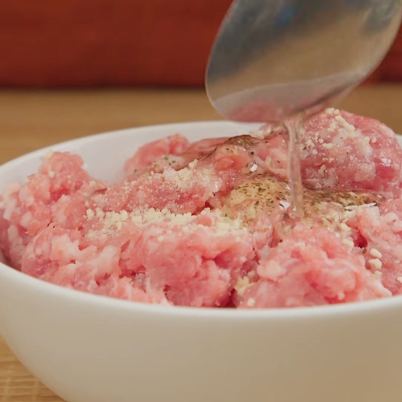 Bước 1 Ướp thịt băm đậm đà Thịt băm sốt cà chua