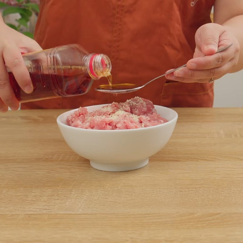 Bước 1 Ướp thịt băm đậm đà Thịt băm sốt cà chua