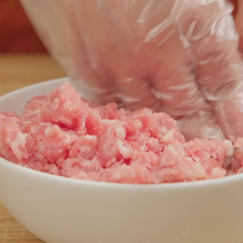 Bước 1 Ướp thịt băm đậm đà Thịt băm sốt cà chua