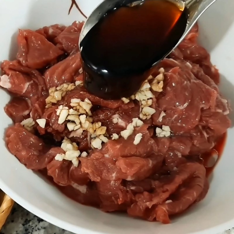 Bước 2 Ướp thịt bò chuẩn bị cho món nộm Gỏi bò rau má