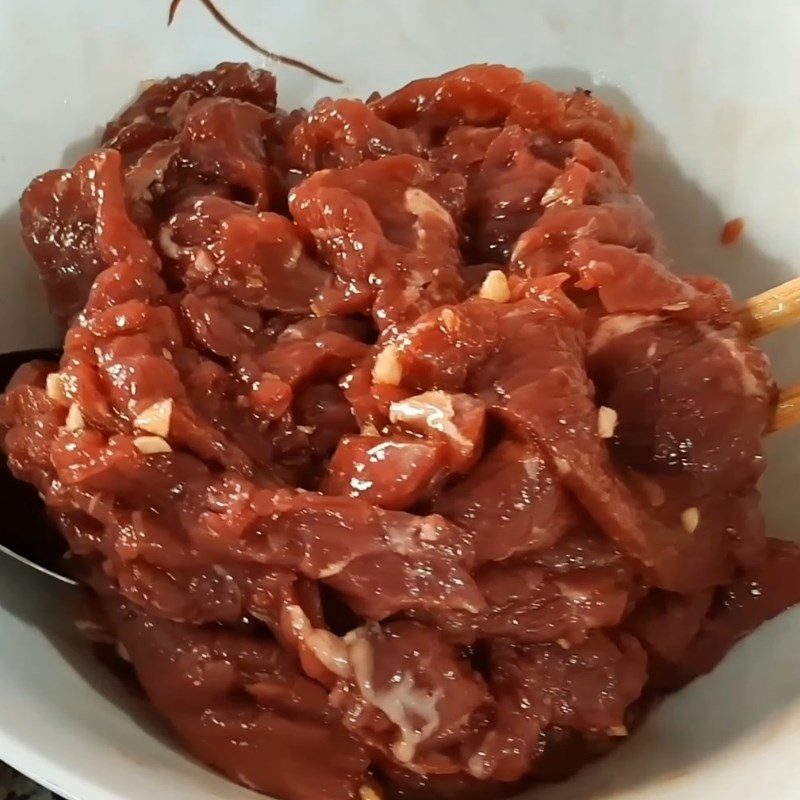 Bước 2 Ướp thịt bò chuẩn bị cho món nộm Gỏi bò rau má