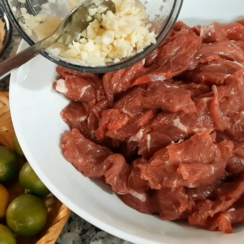 Bước 2 Ướp thịt bò chuẩn bị cho món nộm Gỏi bò rau má