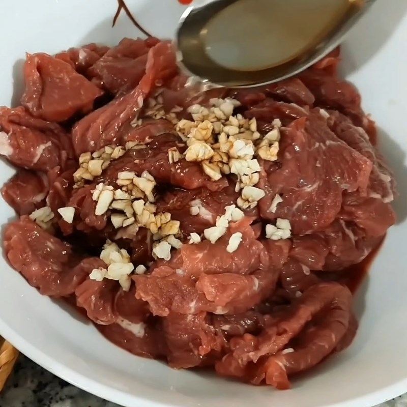 Bước 2 Ướp thịt bò chuẩn bị cho món nộm Gỏi bò rau má