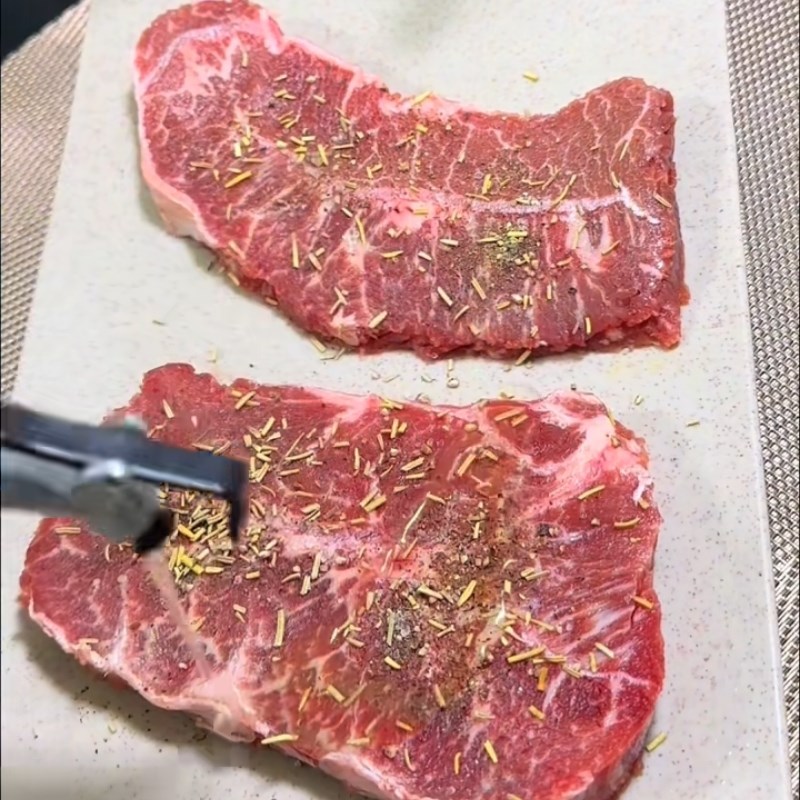 Bước 4 Ướp thịt bò đậm đà Bò sốt trứng muối