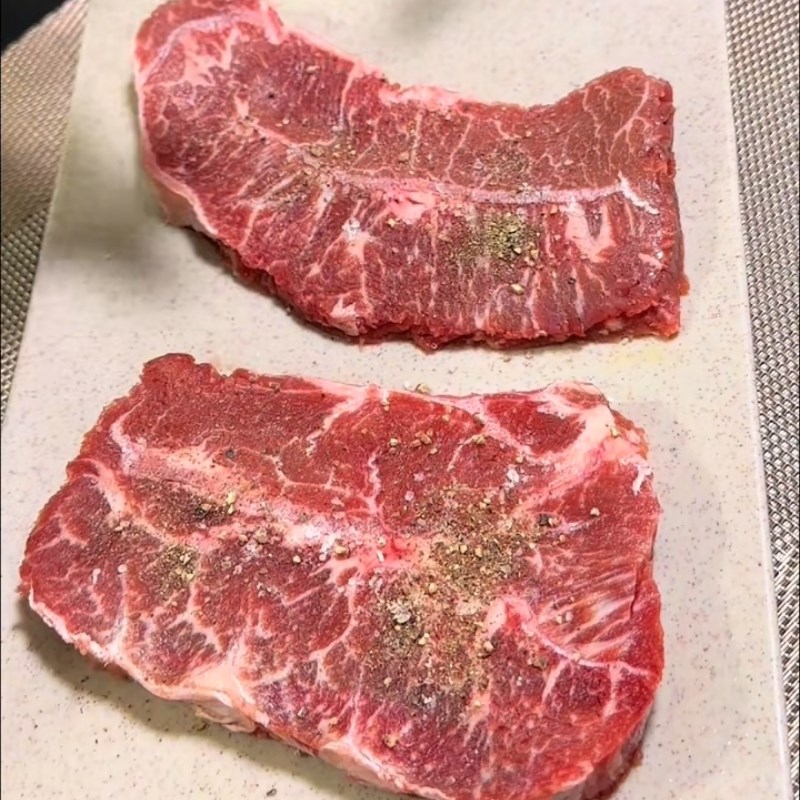 Bước 4 Ướp thịt bò đậm đà Bò sốt trứng muối