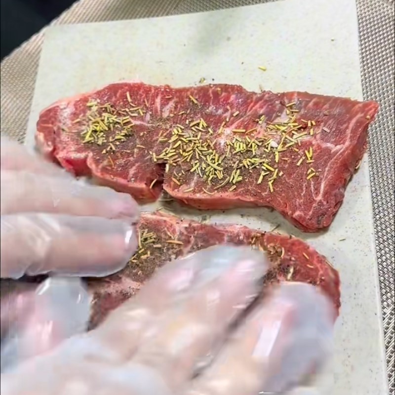 Bước 4 Ướp thịt bò đậm đà Bò sốt trứng muối