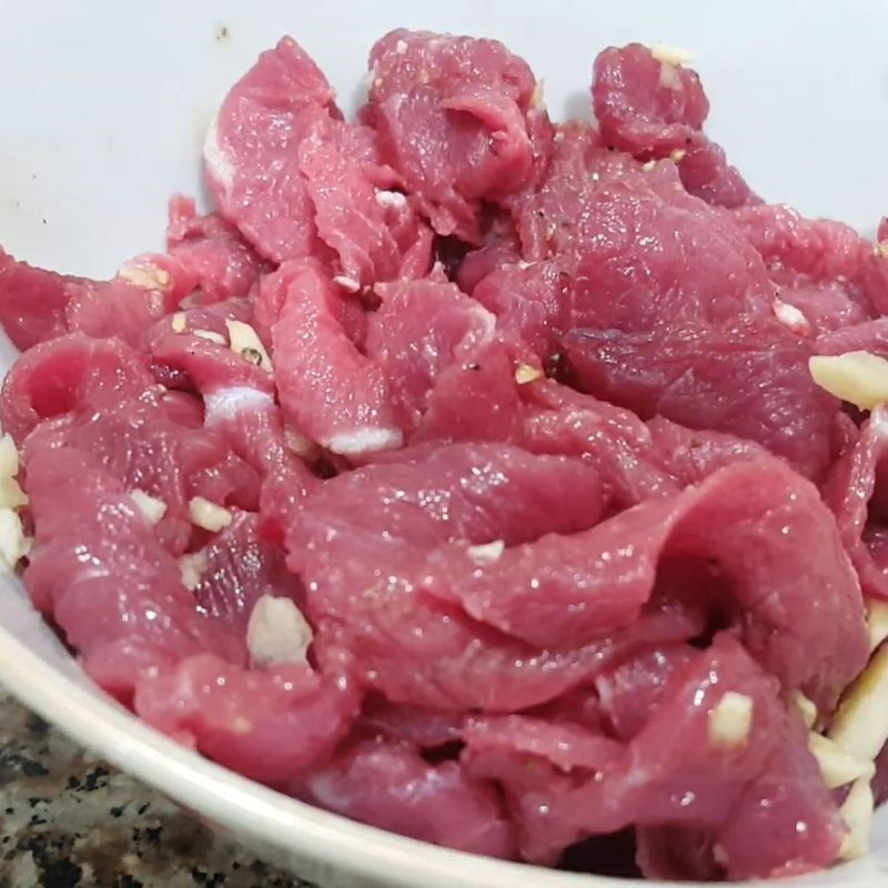 Bước 3 Ướp thịt bò xào thơm lừng bún bò trộn