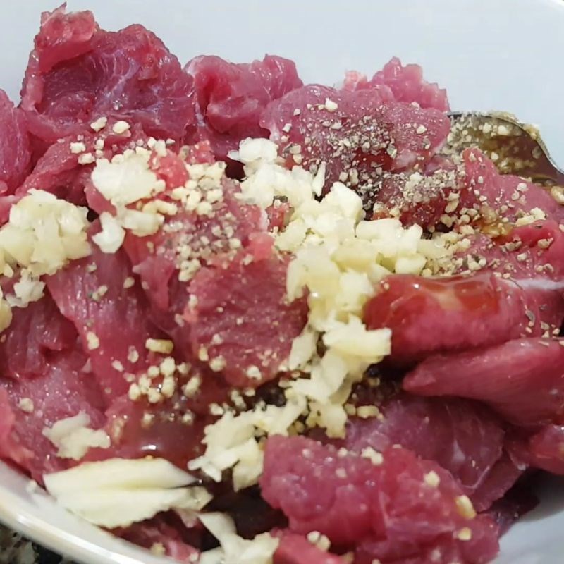 Bước 3 Ướp thịt bò xào thơm lừng bún bò trộn