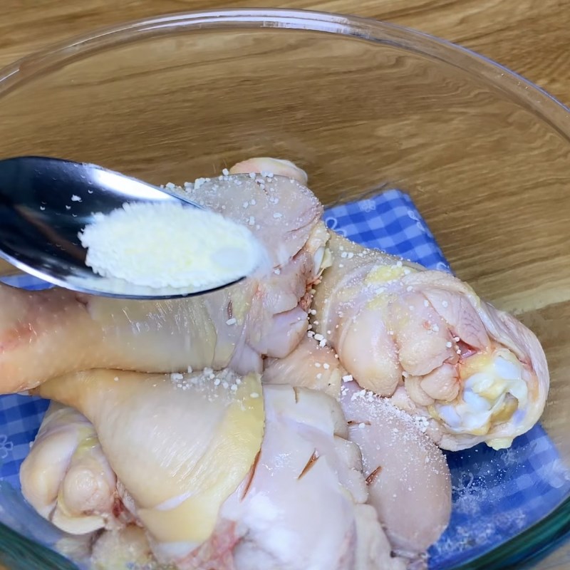 Bước 2 Ướp thịt gà Đùi gà sốt chua ngọt