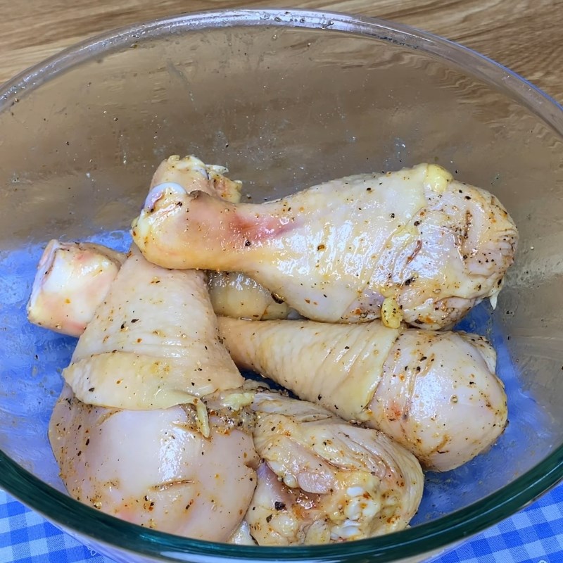 Bước 2 Ướp thịt gà Đùi gà sốt chua ngọt