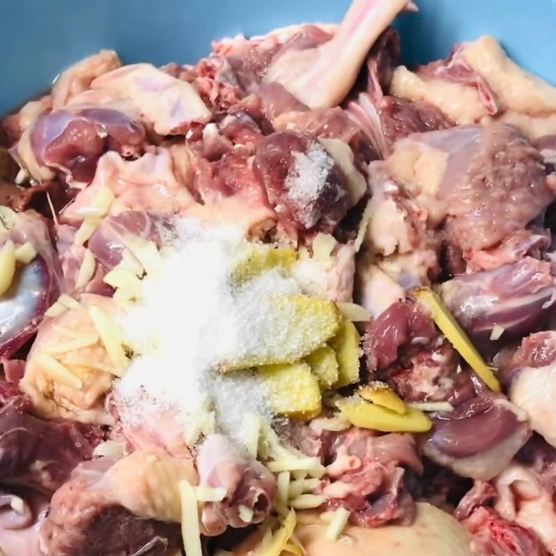 Bước 2 Ướp thịt vịt đậm đà Vịt kho chao