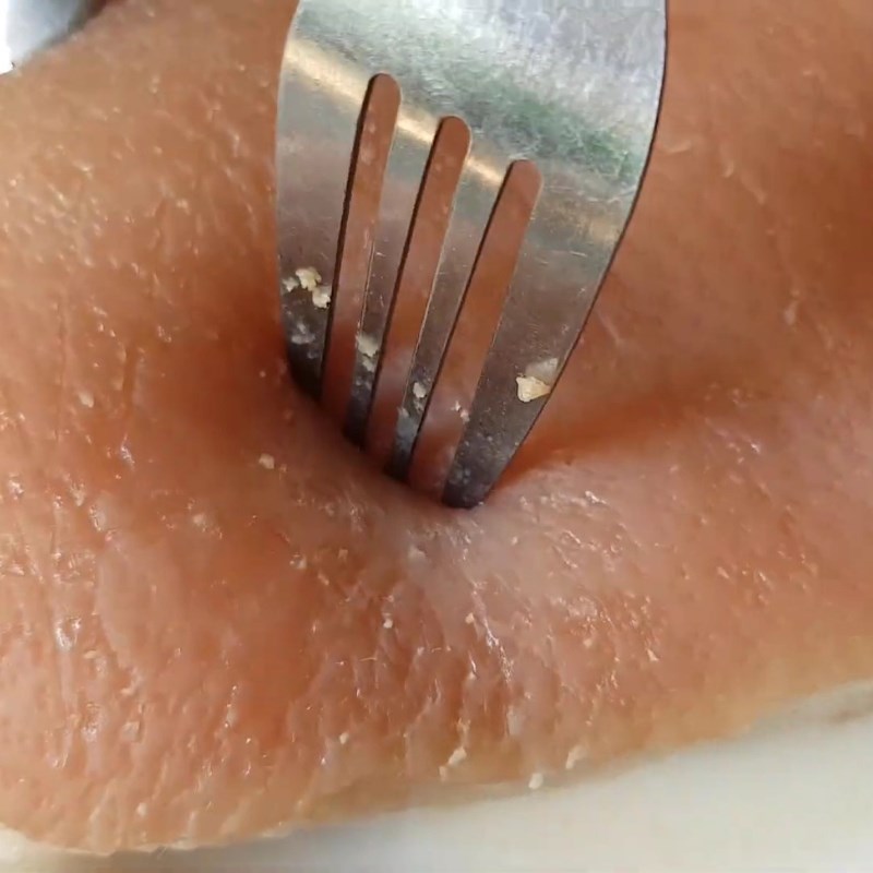 Bước 2 Xăm da và ướp thịt heo quay Bún heo quay