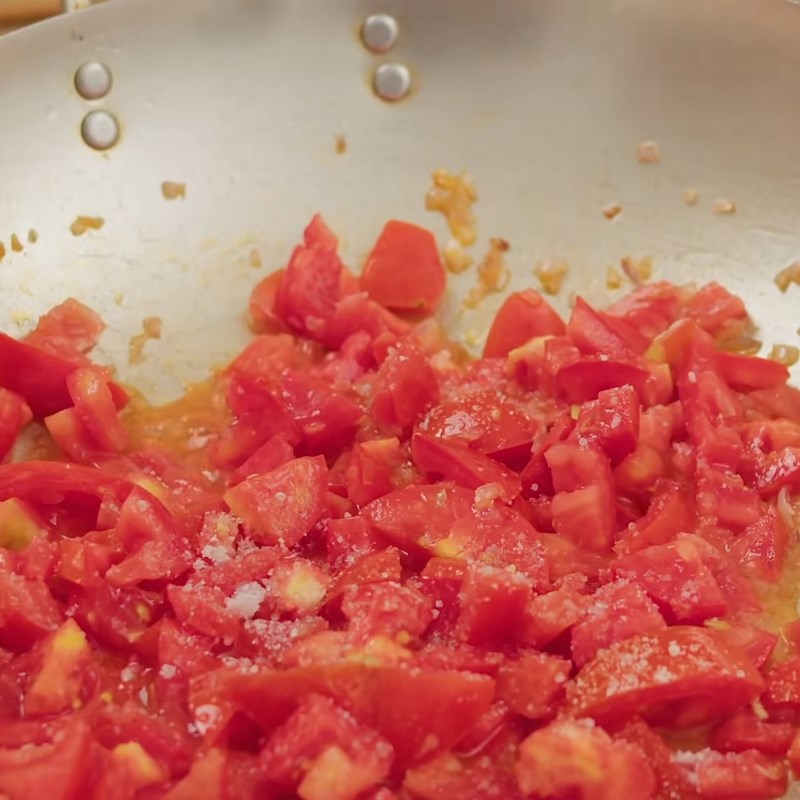 Bước 3 Xào cà chua tạo sốt Thịt băm sốt cà chua