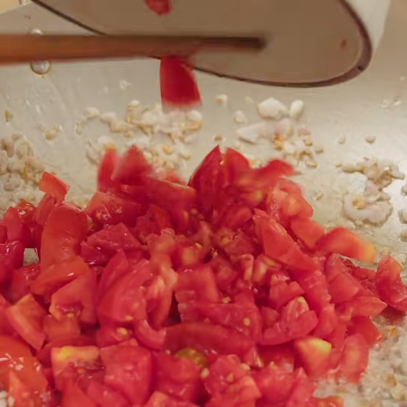 Bước 3 Xào cà chua tạo sốt Thịt băm sốt cà chua