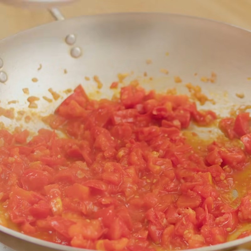Bước 3 Xào cà chua tạo sốt Thịt băm sốt cà chua
